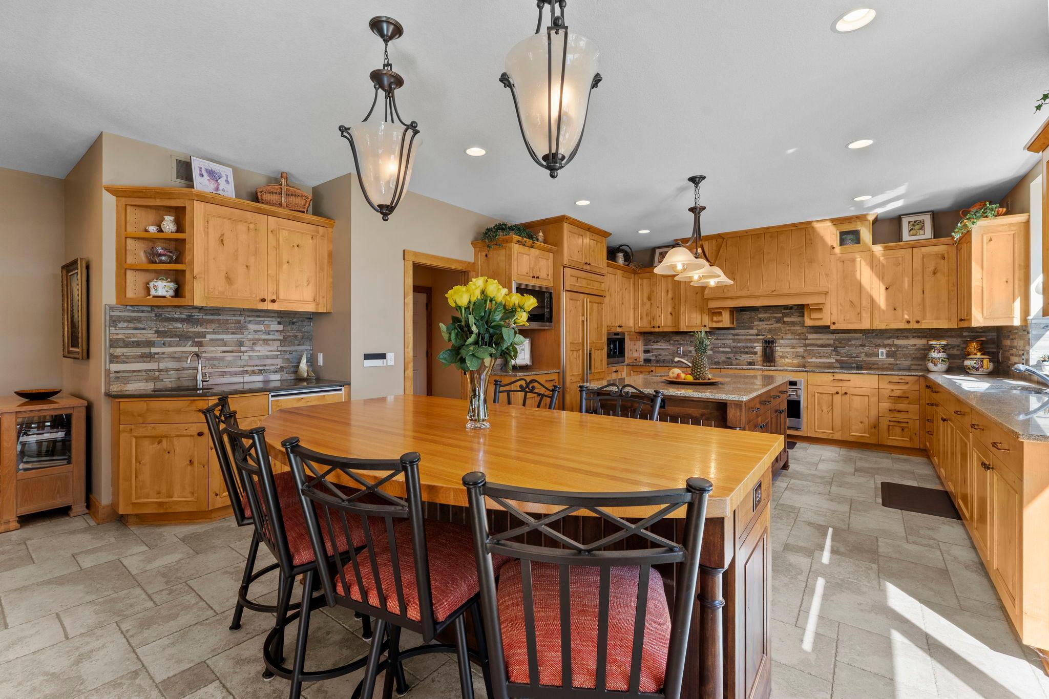 Eat-in kitchen bar