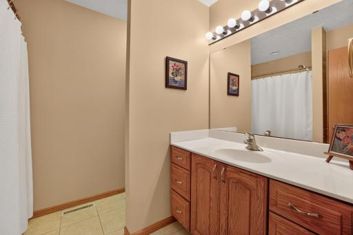 Full Bath/Upper Level