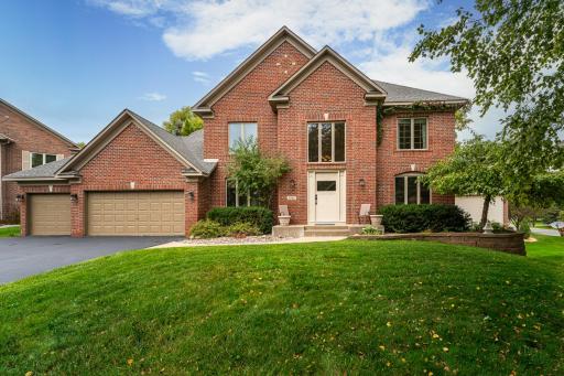 This 4BR 4BA two-story in The Pointe sits on a quiet WALKOUT CUL DE SAC LOT with POND VIEWS beyond the canopy of trees in the backyard.