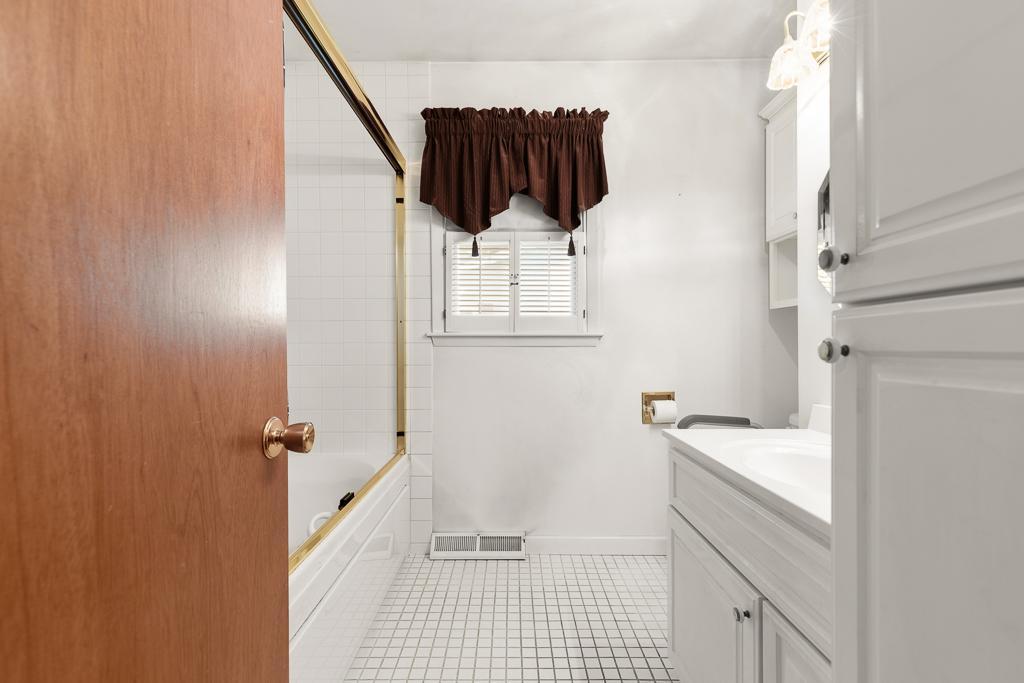Main floor full bathroom