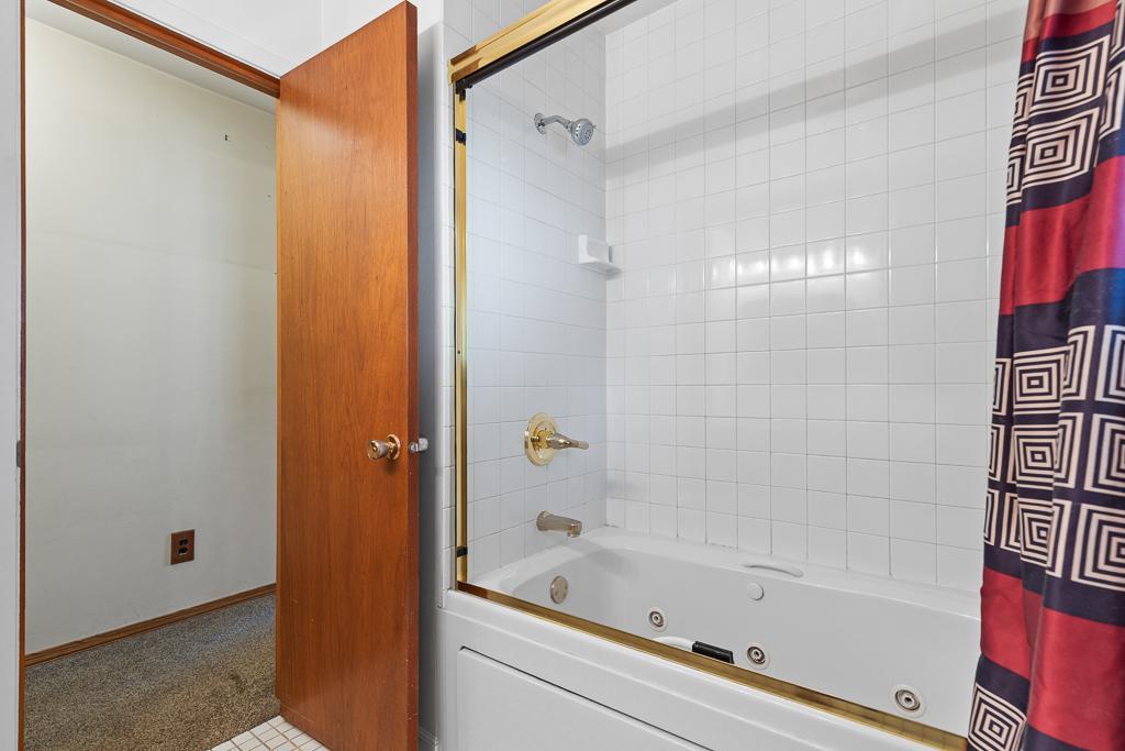 Tiled shower surround