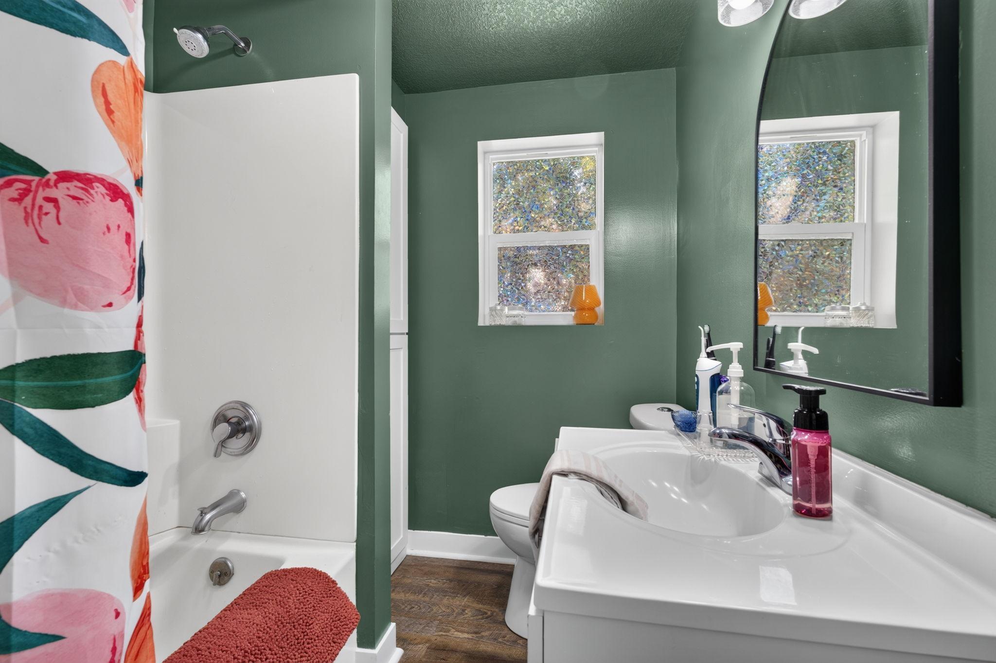 Full bath conveniently located between the two bedrooms.