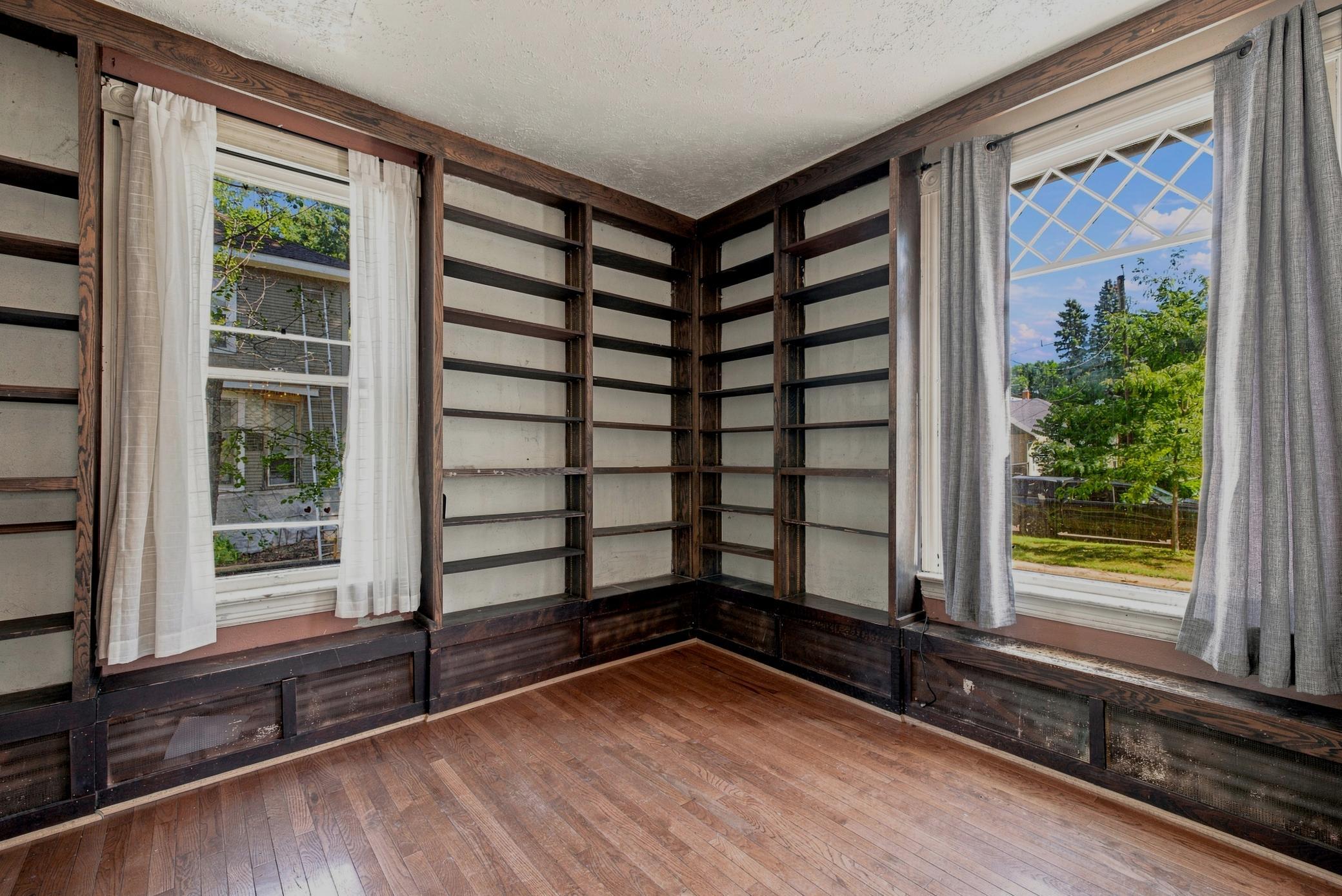 Secondary living room or library, flex space