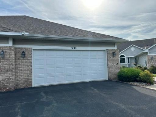7043 Oak Pointe Curve, Bloomington, MN 55438