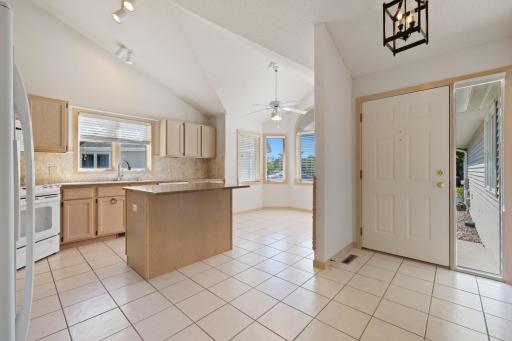 7043 Oak Pointe Curve, Bloomington, MN 55438