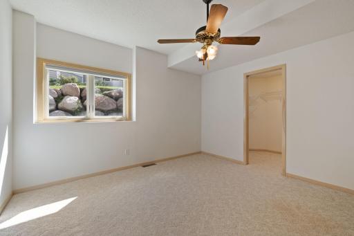 7043 Oak Pointe Curve, Bloomington, MN 55438