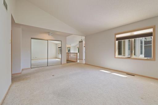 7043 Oak Pointe Curve, Bloomington, MN 55438
