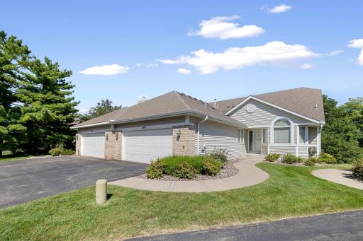 7043 Oak Pointe Curve, Bloomington, MN 55438