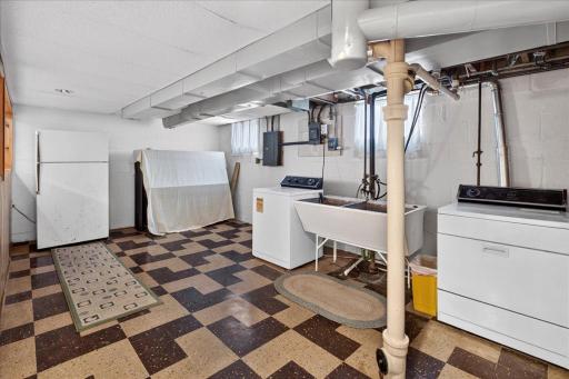 5900 Thomas Avenue S, Minneapolis, MN 55410