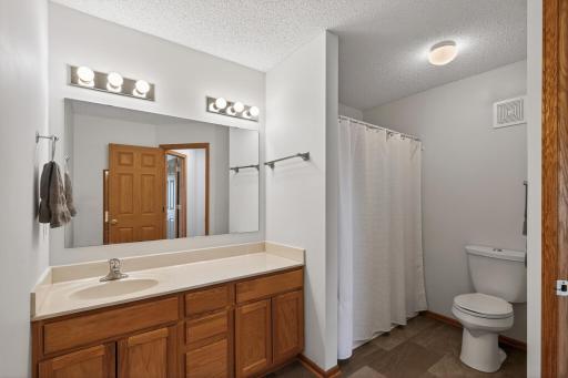 Upstairs Full Bathroom
