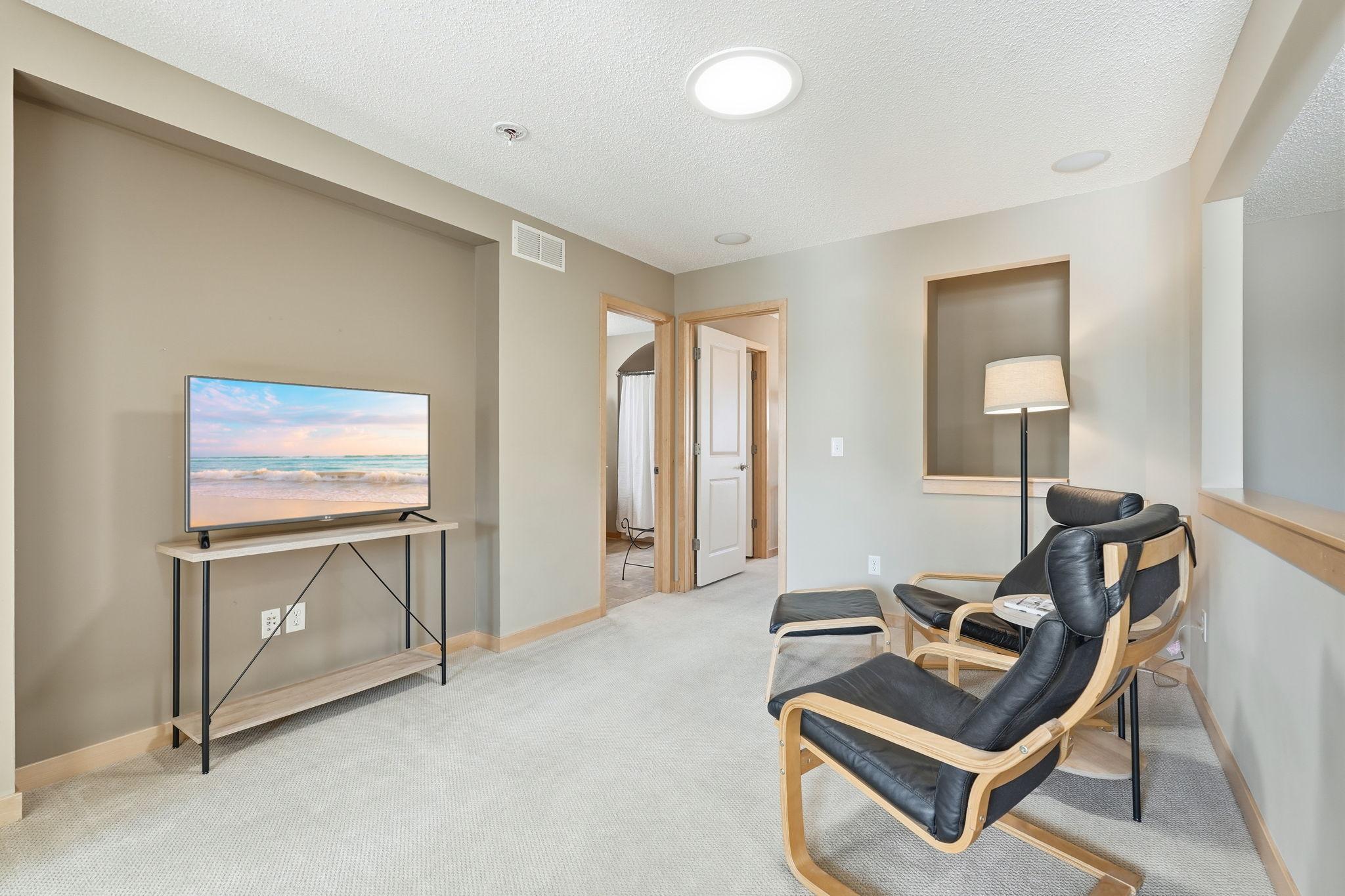 6-web-or-mls-A7404973_with_tv.jpg