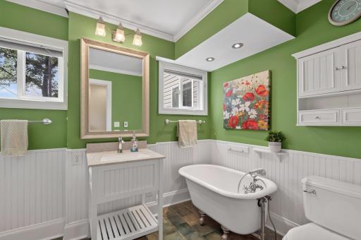 Main floor full bathroom