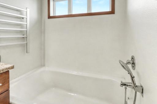 Primary Bathroom1_3.JPG
