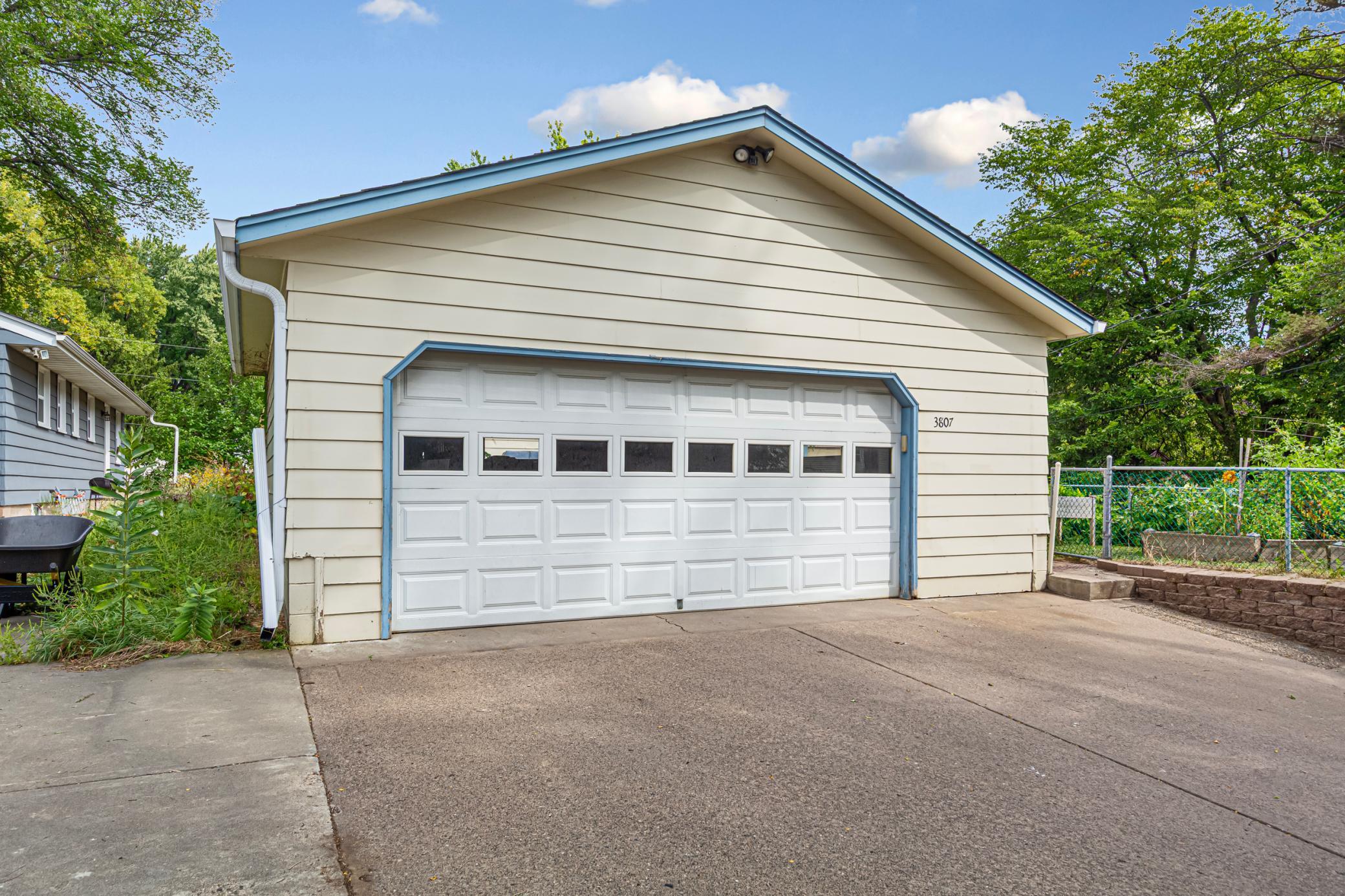 Garage dimensions: 22.9 ft width - 22.8 ft length - Garage door: 19.3 ft width - 6.10 ft tall