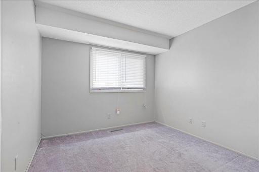 21-12272 17th Ave-16.jpg