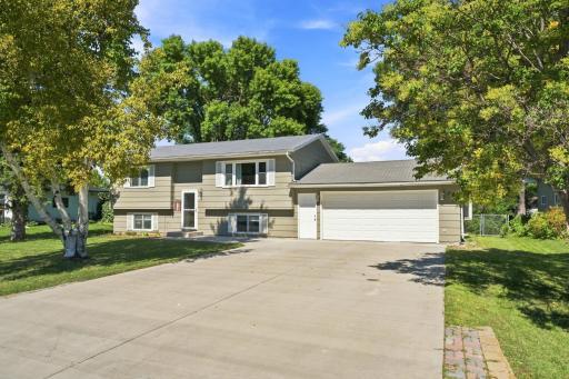 543 Crescent Drive, Thompson, ND 58278