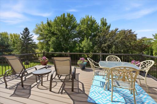 2025 New maint-free Decorators composite decking and alum railings