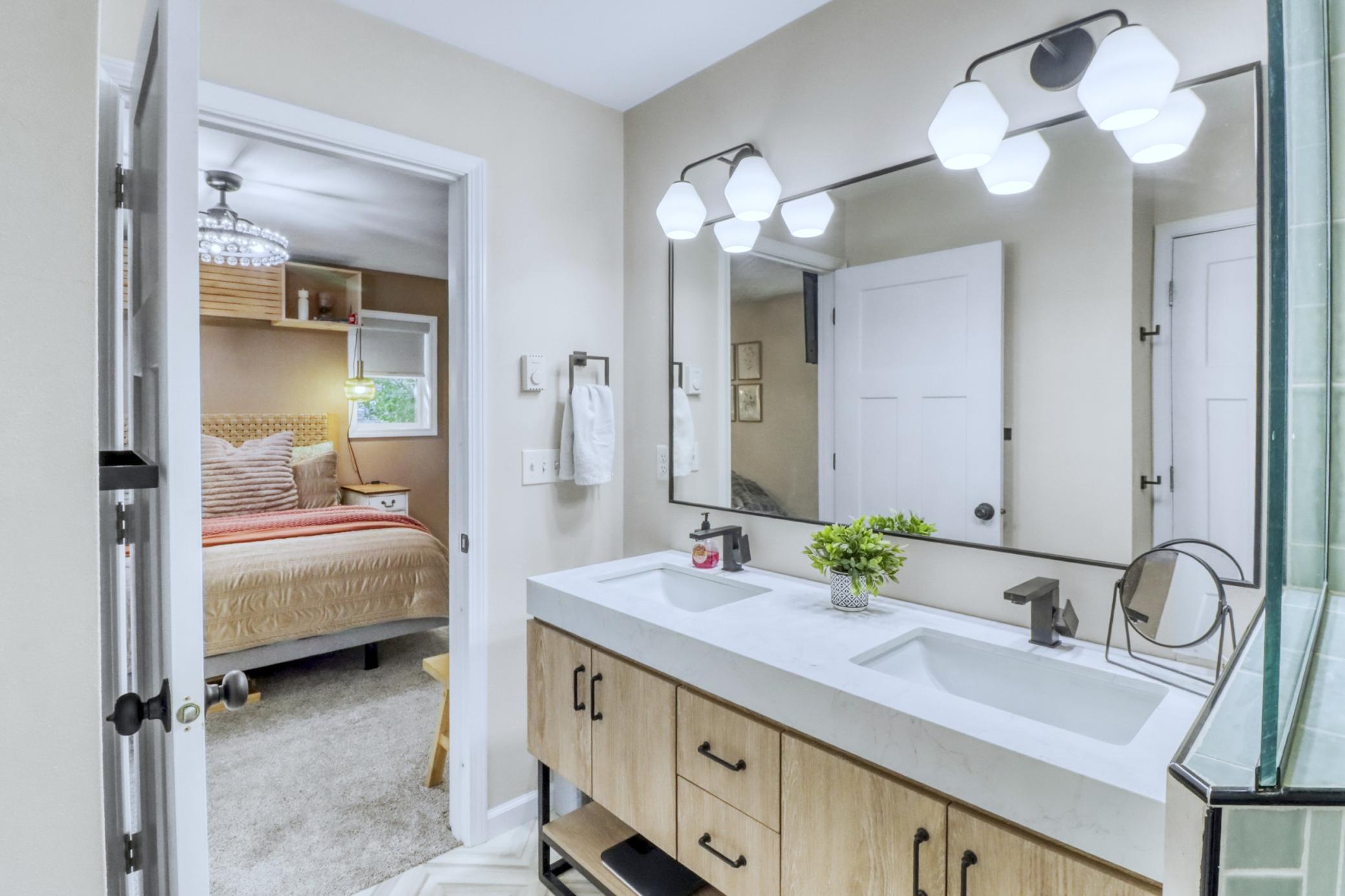 Primary Bathroom1_1.JPG