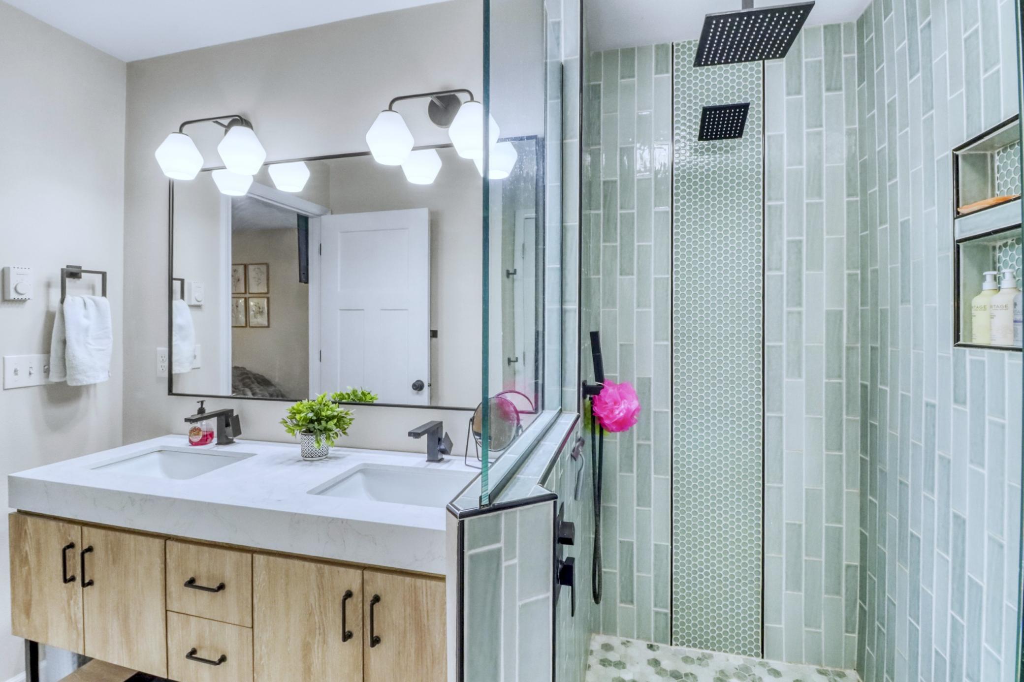 Primary Bathroom1_2.JPG