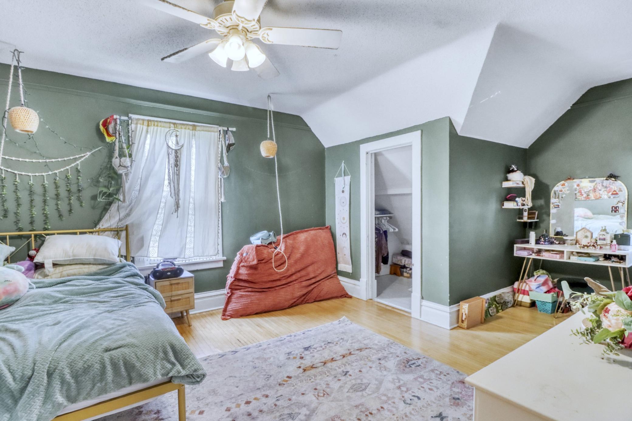 Upstairs Bedroom2_1.JPG