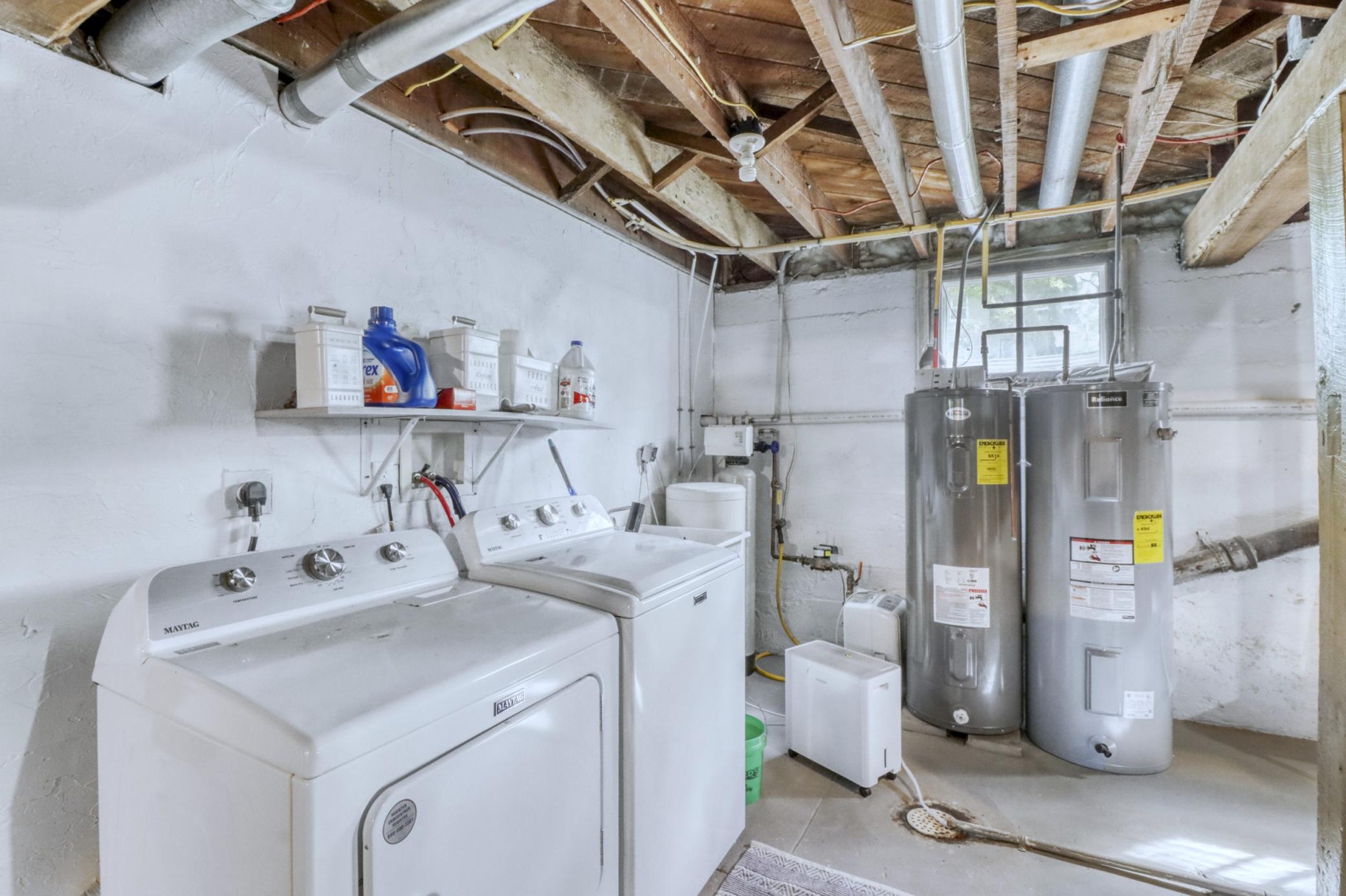 Basement_Laundry1_1.JPG