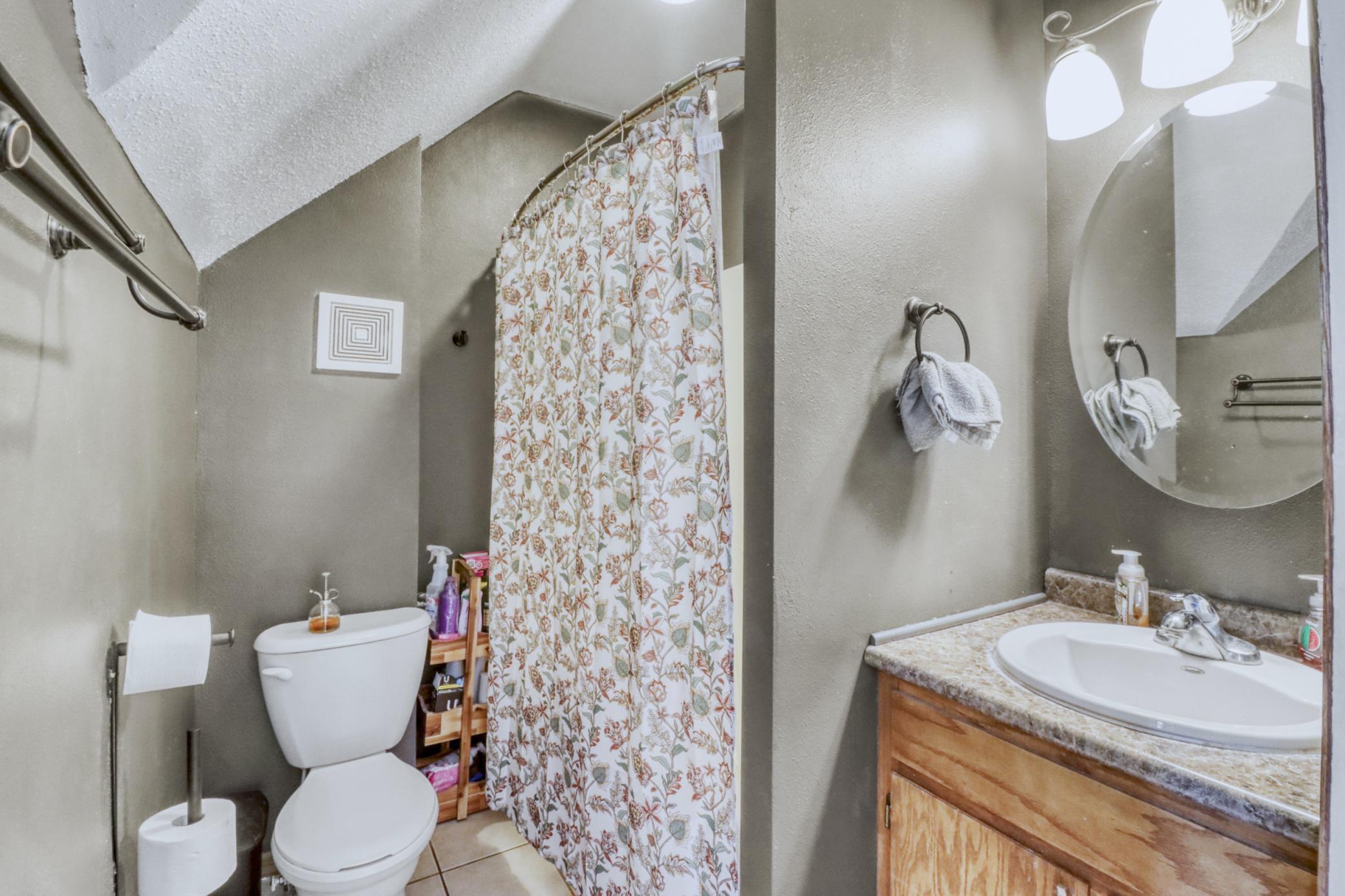 Upstairs Bathroom1_1.JPG