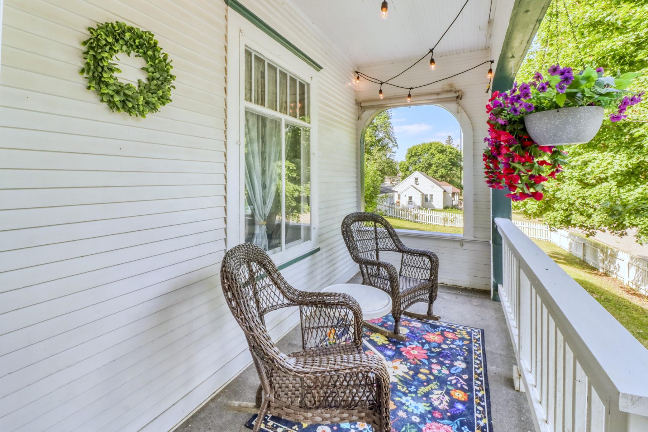 Front_Porch1_3.JPG