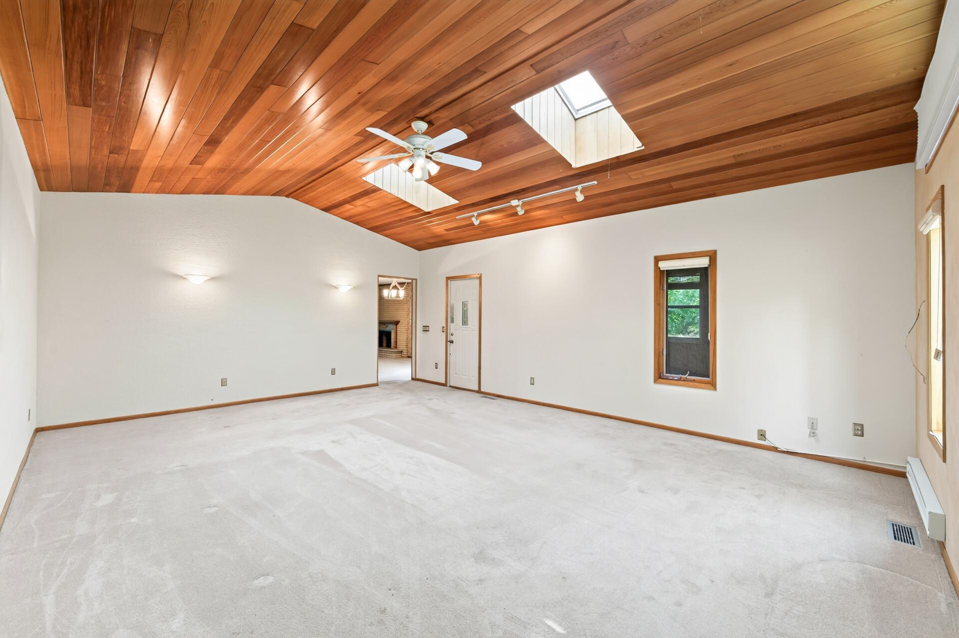 17' x 23' Large family room off of the diningroom