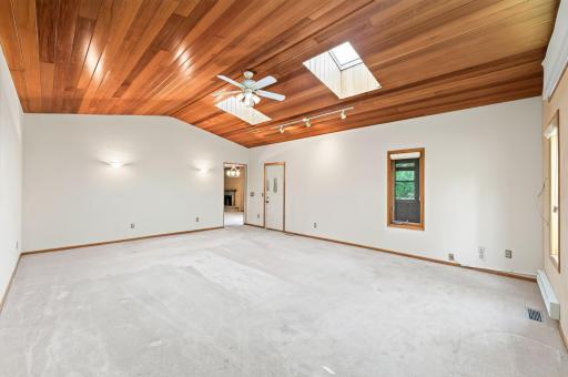 17' x 23' Large family room off of the diningroom