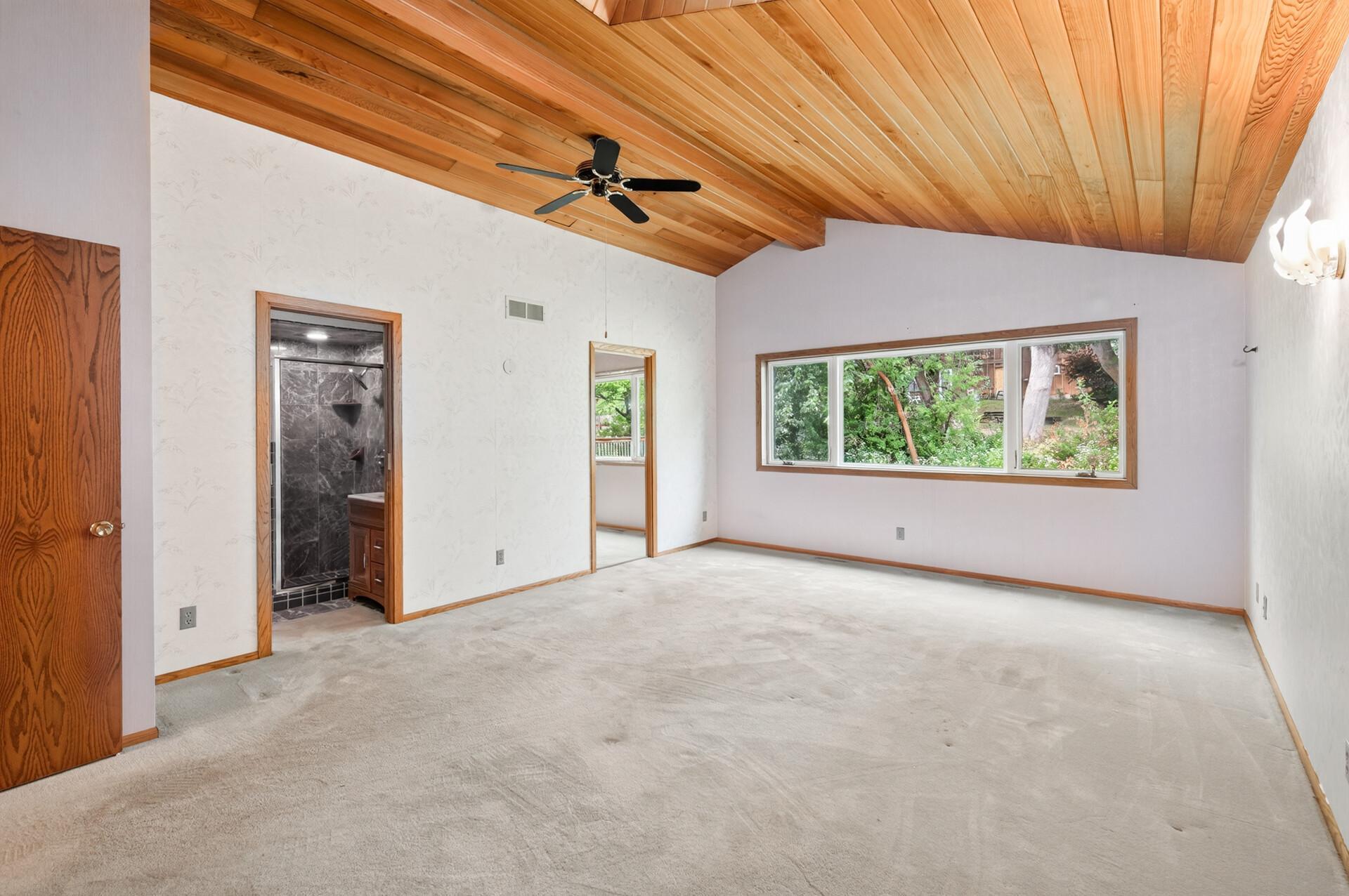 Large primary with natural lighting!