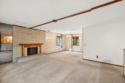 Large livingroom adjacent to the dining room.