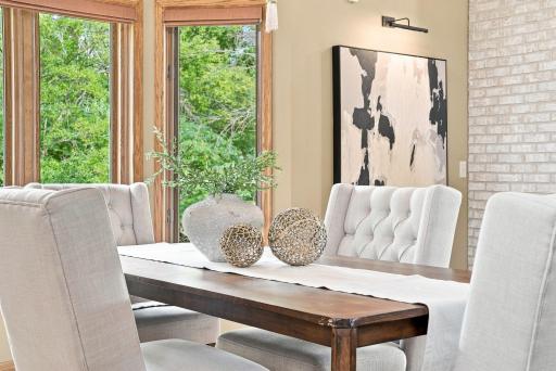 Dinner with friends, Sunday brunch, holidays around the table. A dining space designed for the moments that become traditions.