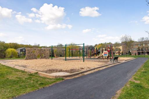 Walking distance to Jeffer's Pond Park & amazing trails!