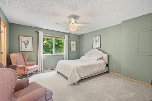 Upper level 2nd BR with full bath, walk in closet