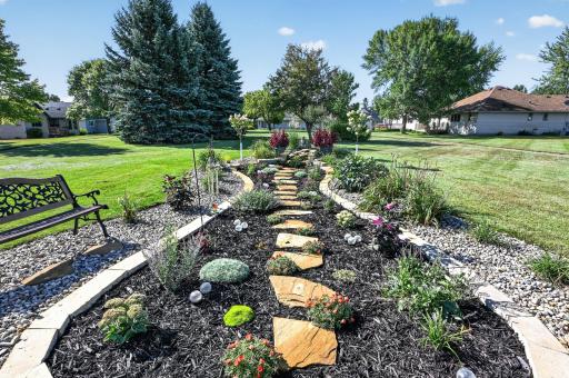 Beautiful Assn garden area to relax and enjoy