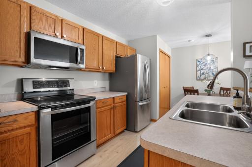 Nice kitchen! Everything is handy and well cared for.