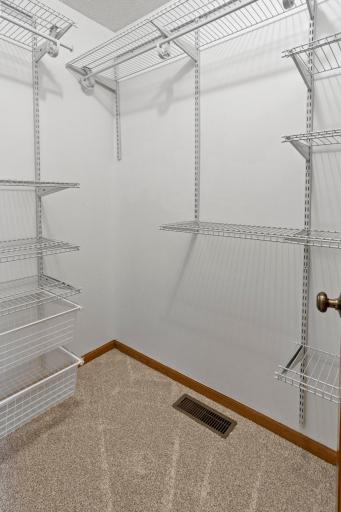 Flexible storage in closets