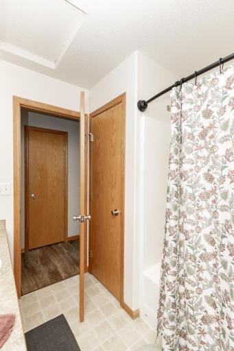 Bathroom 1 - Full