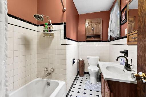Main level full bath