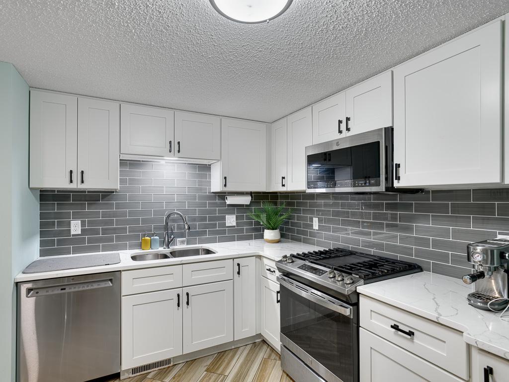 5 - Kitchen.jpg