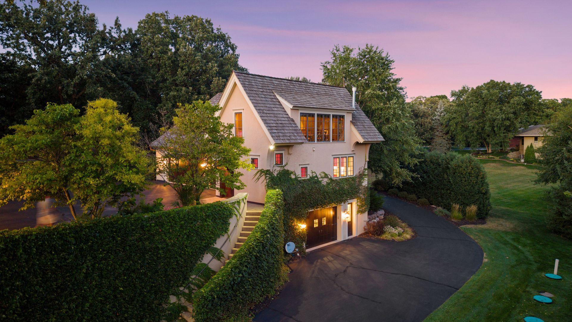 Attached, detached, upper, and lower garage spaces offer exceptional versatility.
