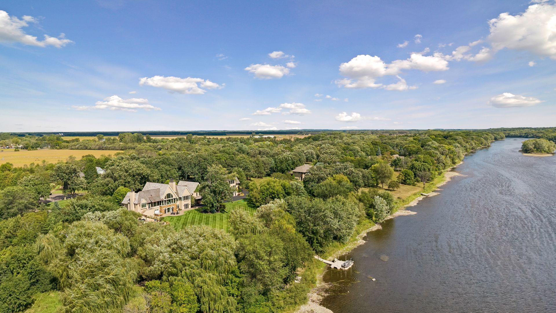 Renowned for exceptional smallmouth bass fishing, this stretch of the Mississippi offers the opportunity to catch both smallmouth bass and walleye right from the property’s floating dock.