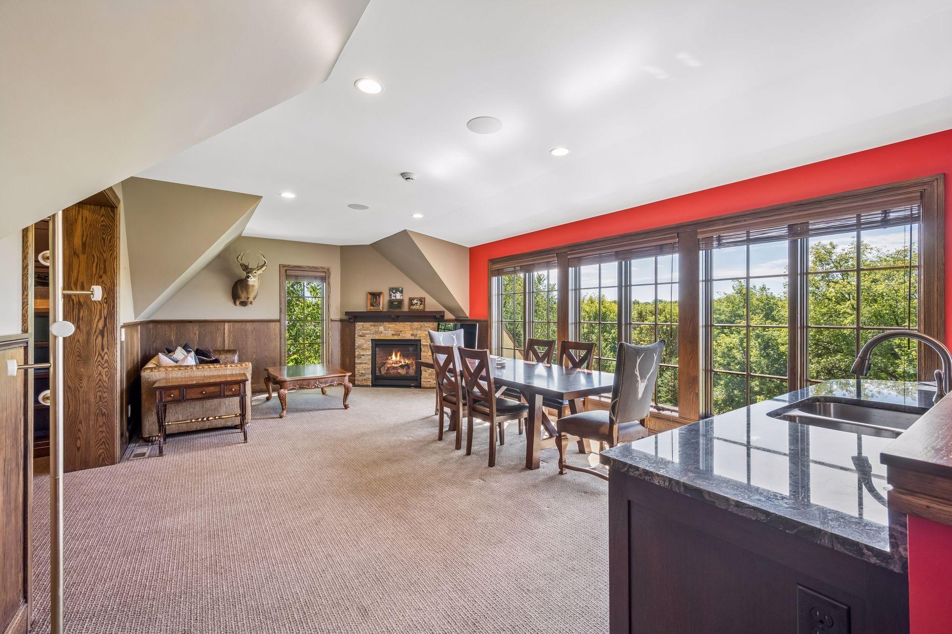 Above the detached garage, a private office overlooks the Mississippi River.