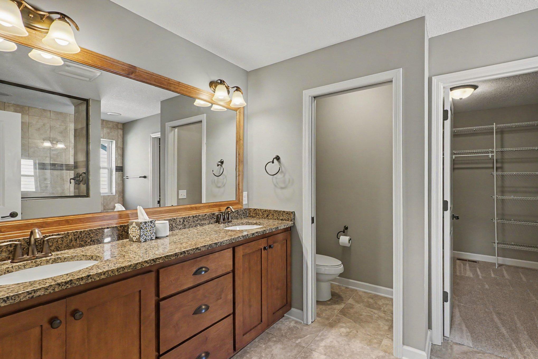 Dual sinks in primary bath