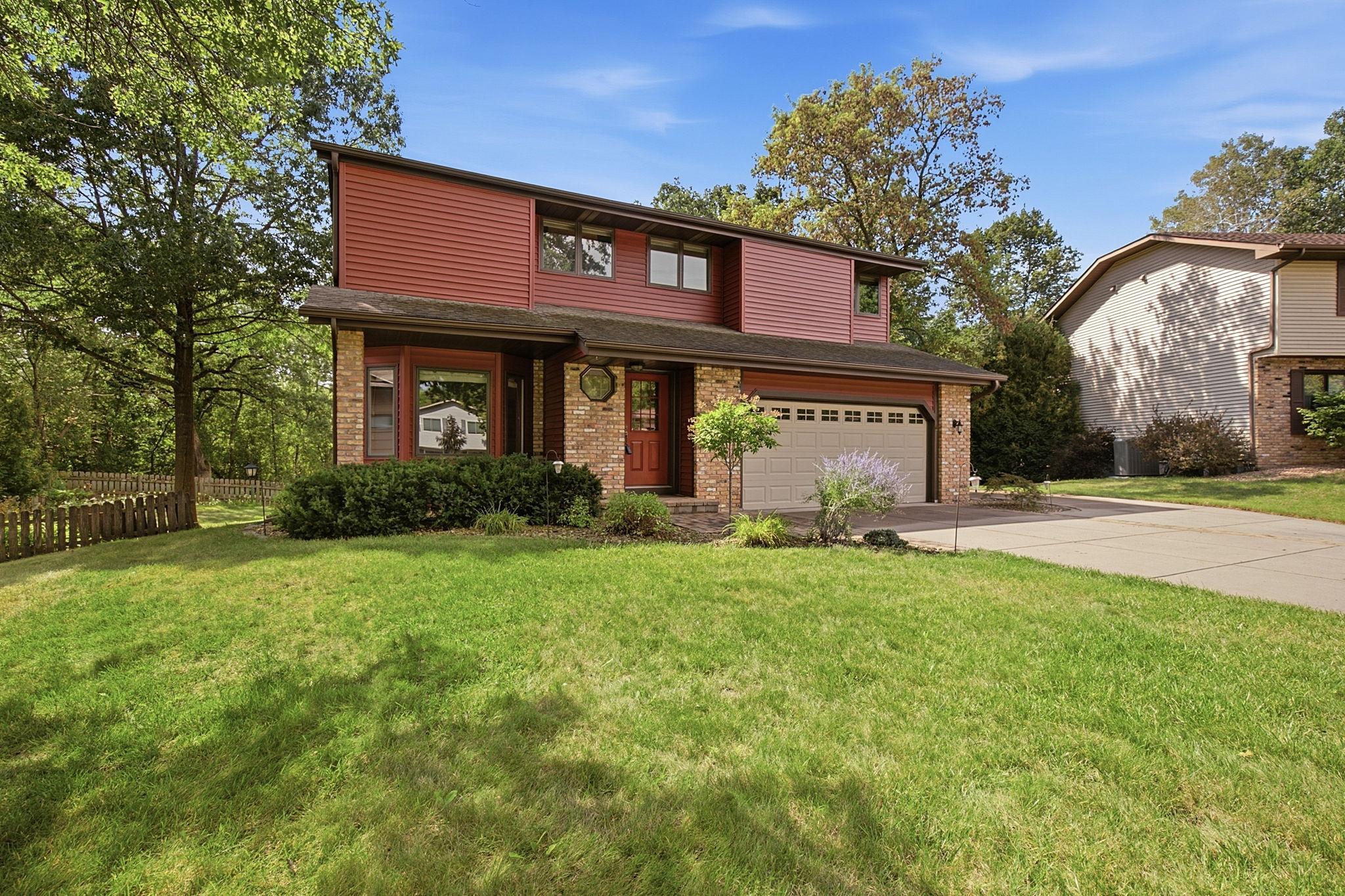 3-web-or-mls-948_Waterford_Dr_Eagan_MN_003.jpg