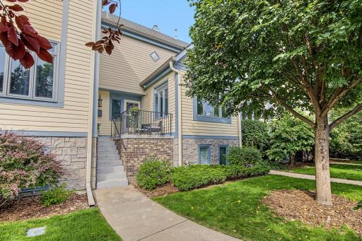 719 Summit Avenue, Saint Paul, MN 55105
