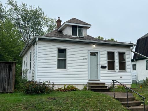 The perfect starter home not far from Como Park in St. Paul!