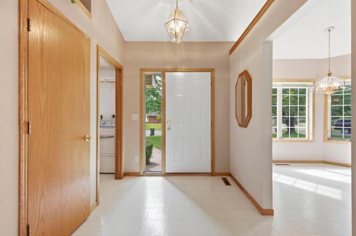 Inviting front entry/mudroom!