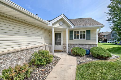 828 Woodland Dr - Web Quality - 001 - 01 Exterior Front.jpg