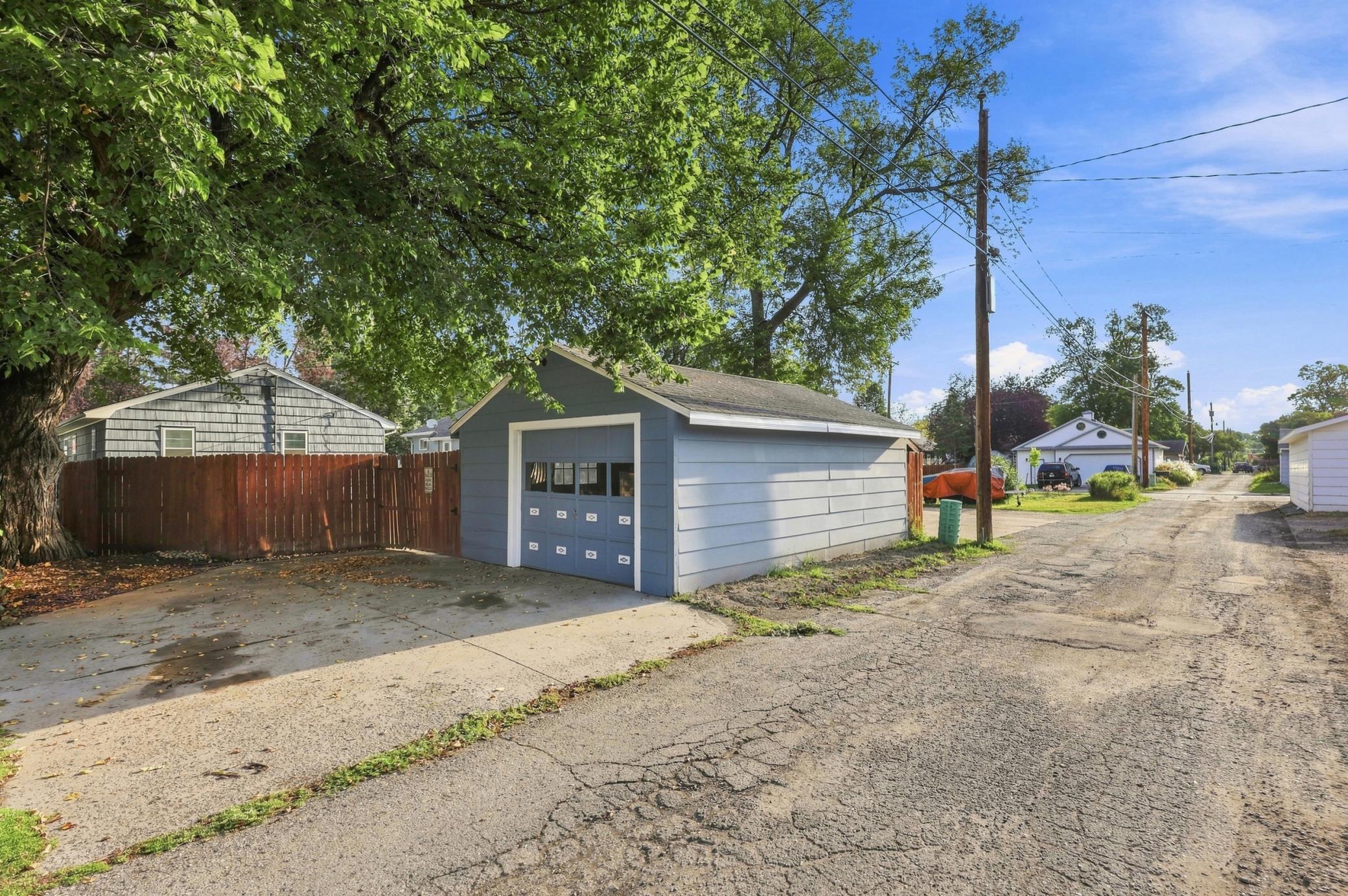 Detached Garage